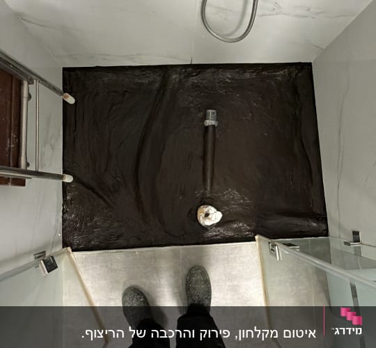 רצפת מקלחת עם חומר איטום כהה